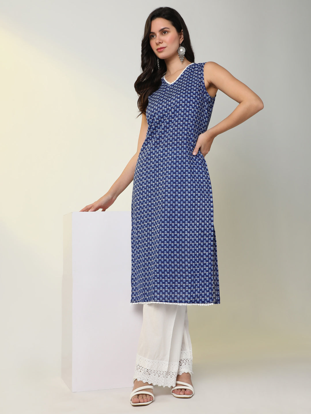 Women Blue Floral Straight Kurta Set