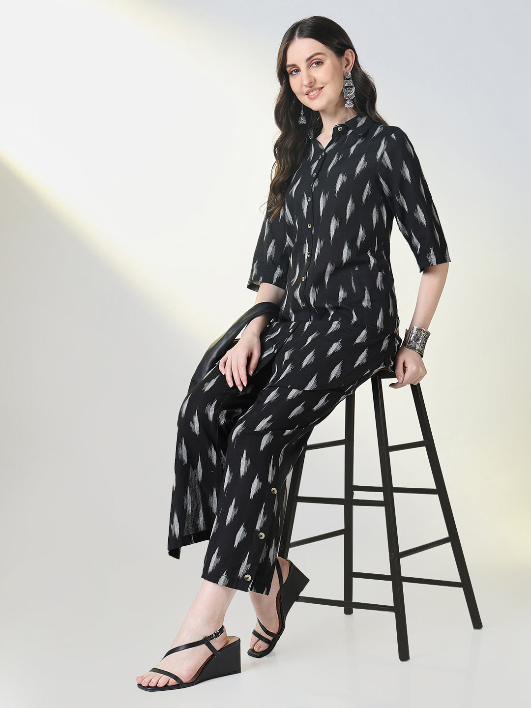 Women Black Geometric Straight Kurta Set