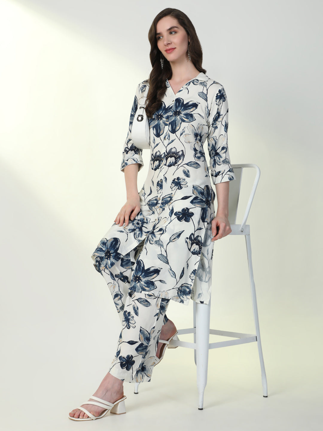 Women Navy Blue Floral Straight Kurta Set