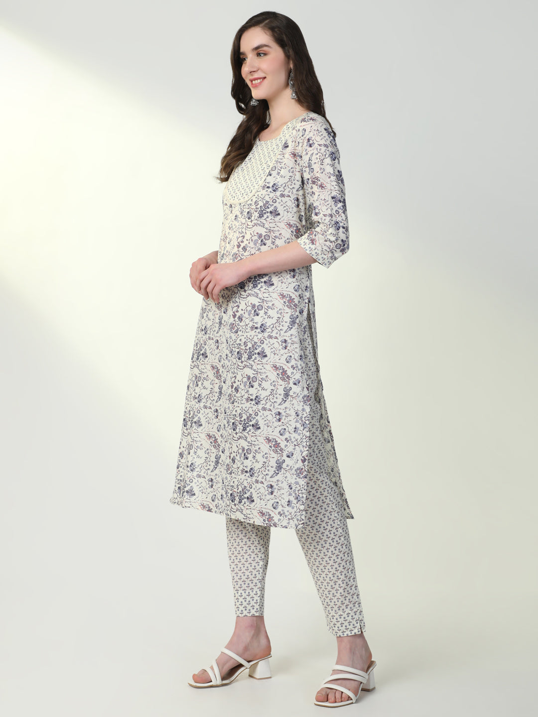 Women Off White Floral Straight Kurta Set