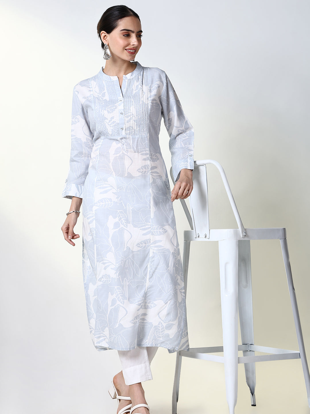 Women Blue Floral Straight Kurta