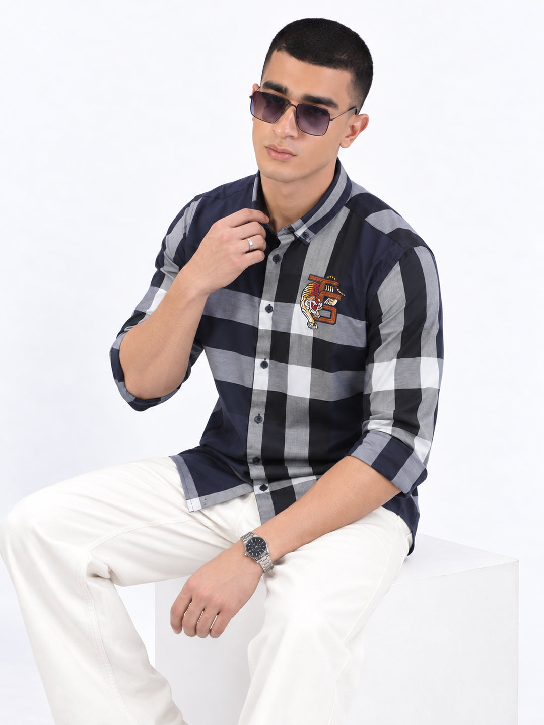 Men’s Checked Navy Blue Slim Fit Long Sleeves Shirt