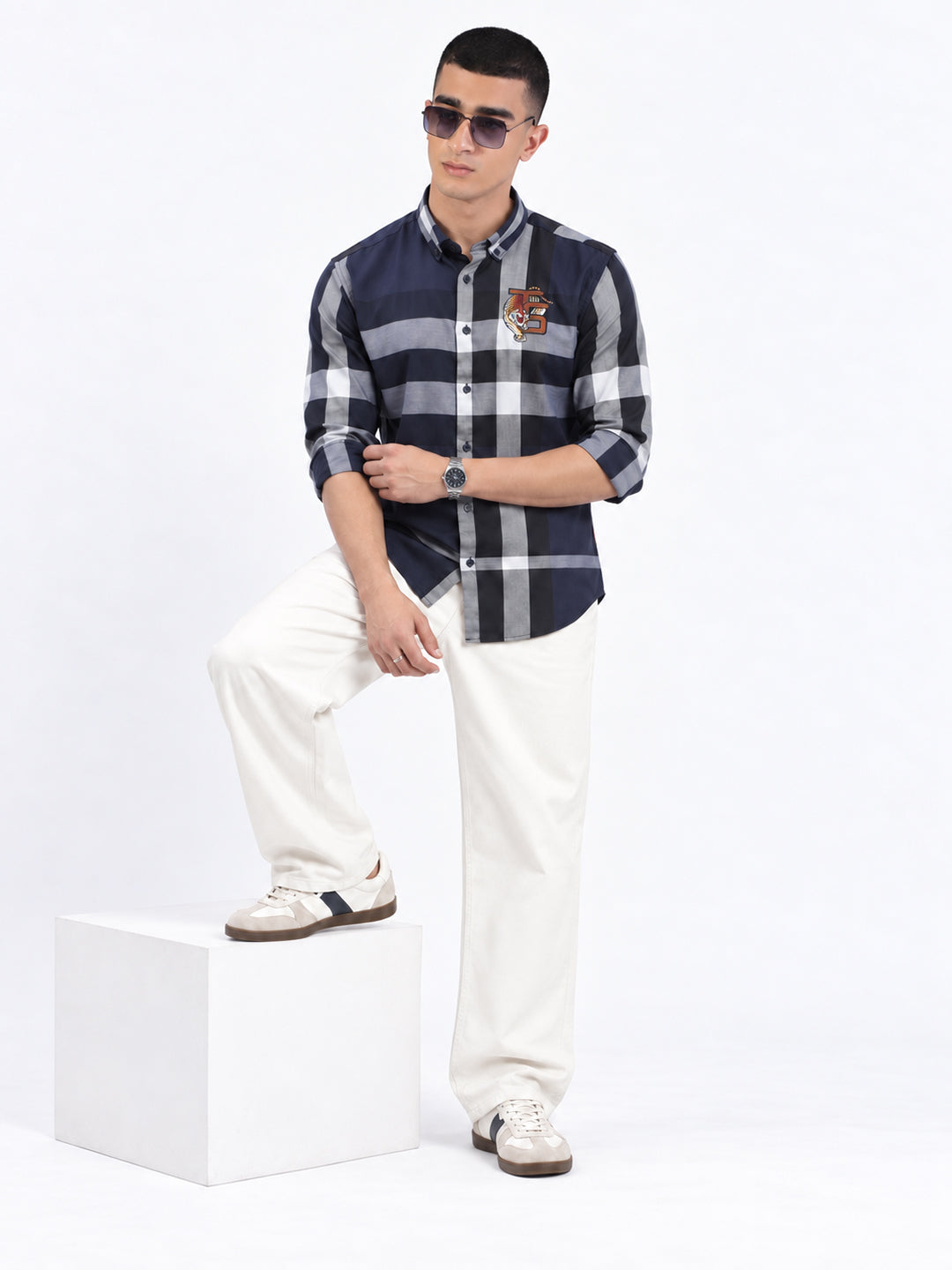 Men’s Checked Navy Blue Slim Fit Long Sleeves Shirt