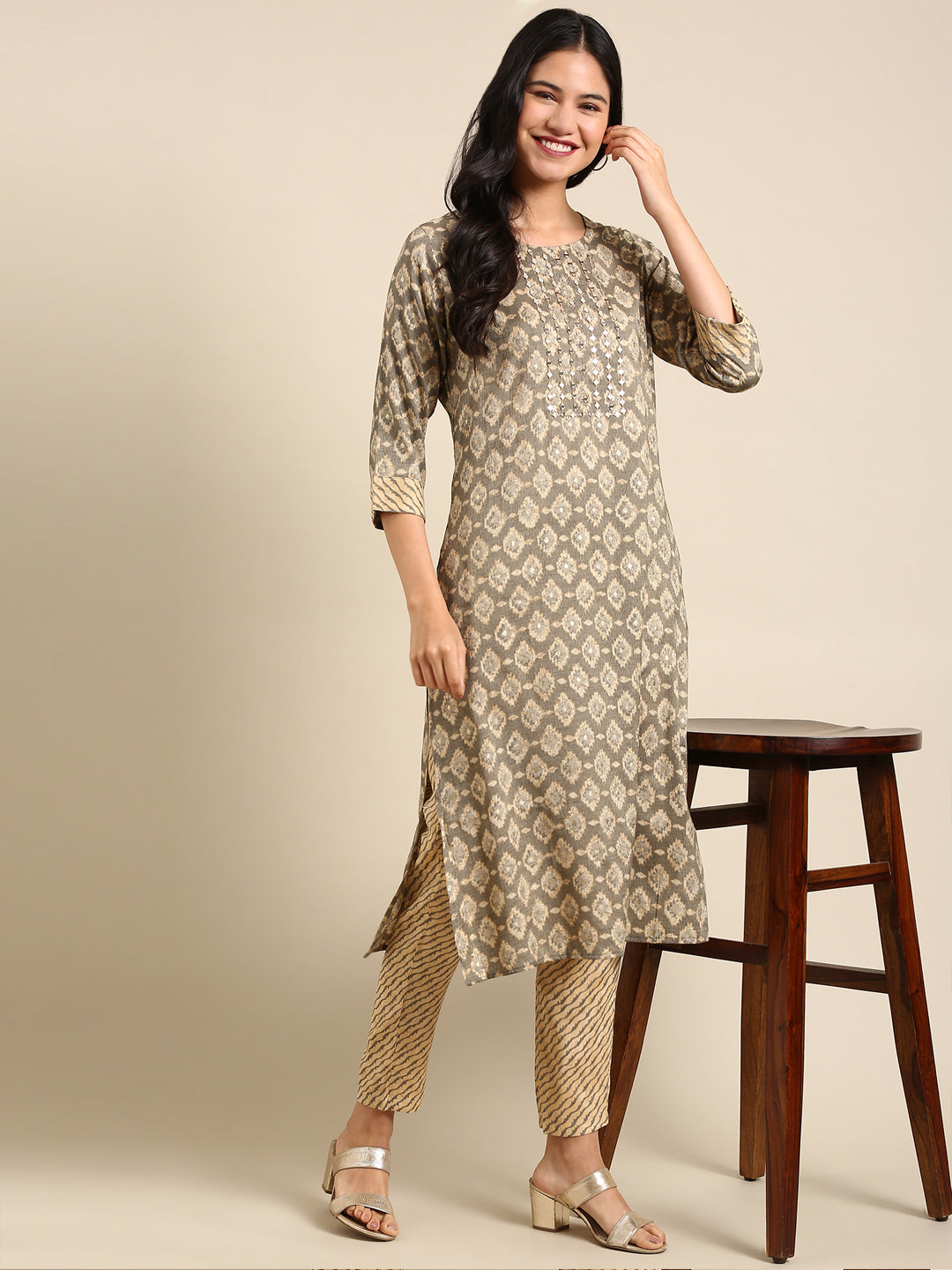 Women Graphic Grey Straight Kurta Set