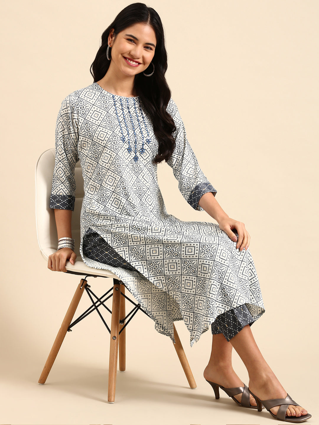 Women Graphic Off White Straight Kurta Set