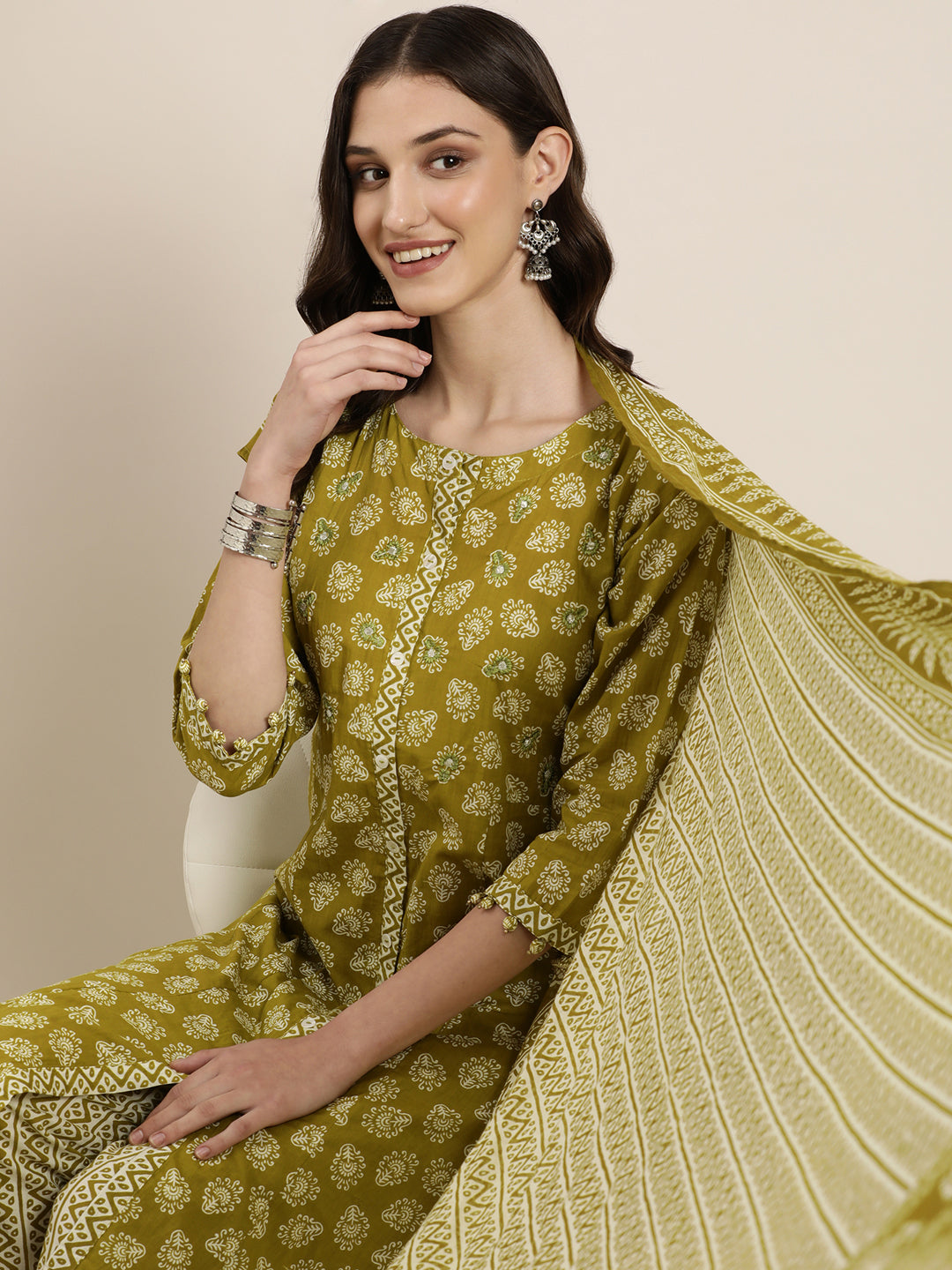 Women's Green Ethnic Motifs Printed Thread Work Kurta Set With Dupatta