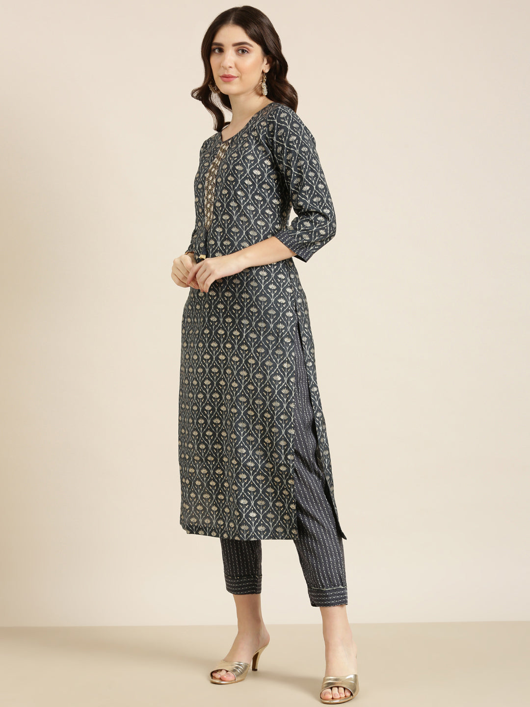 Women Grey Floral Kurta Set