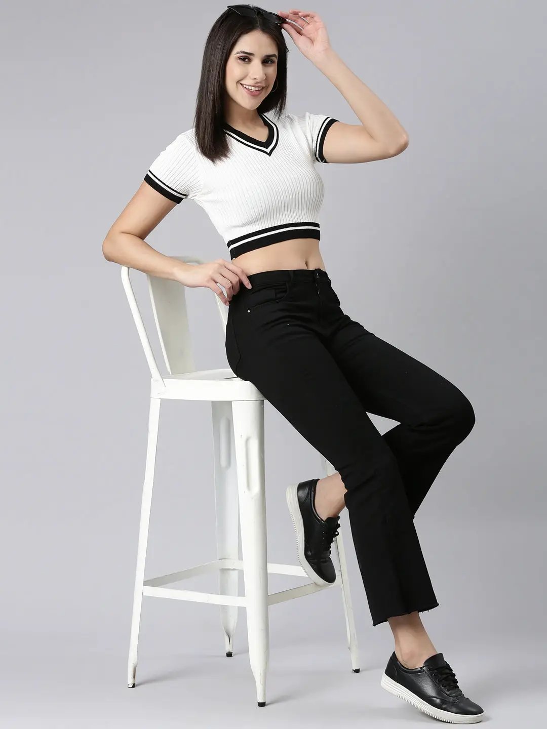 Women's V-Neck Solid White Fitted Crop Top