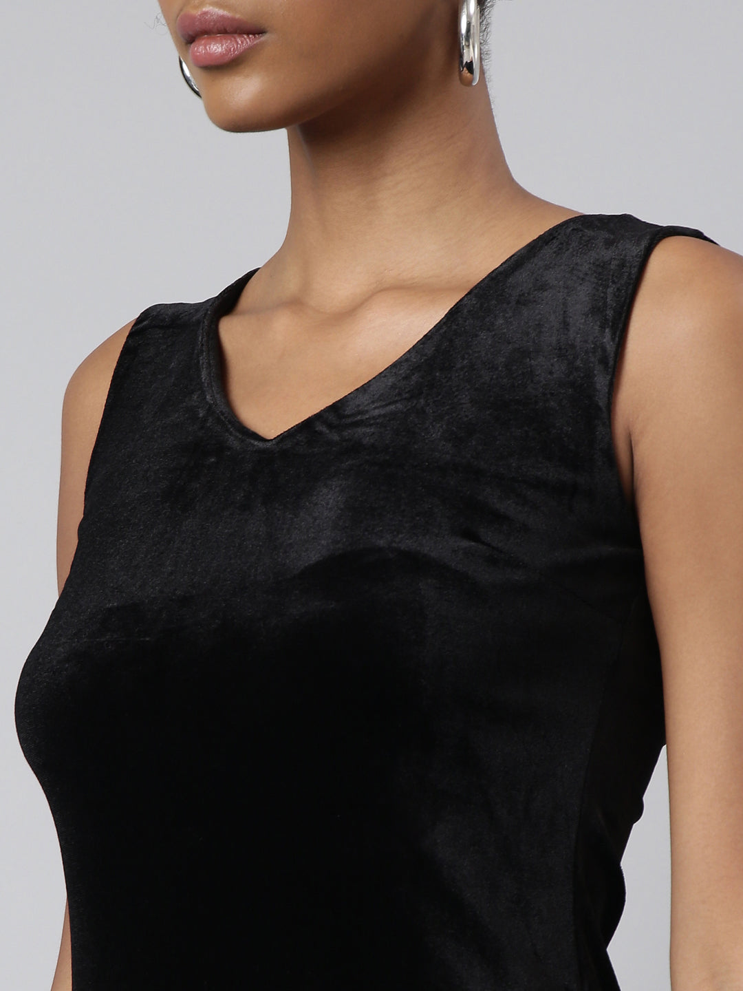 Women Black Solid Sheath Dress