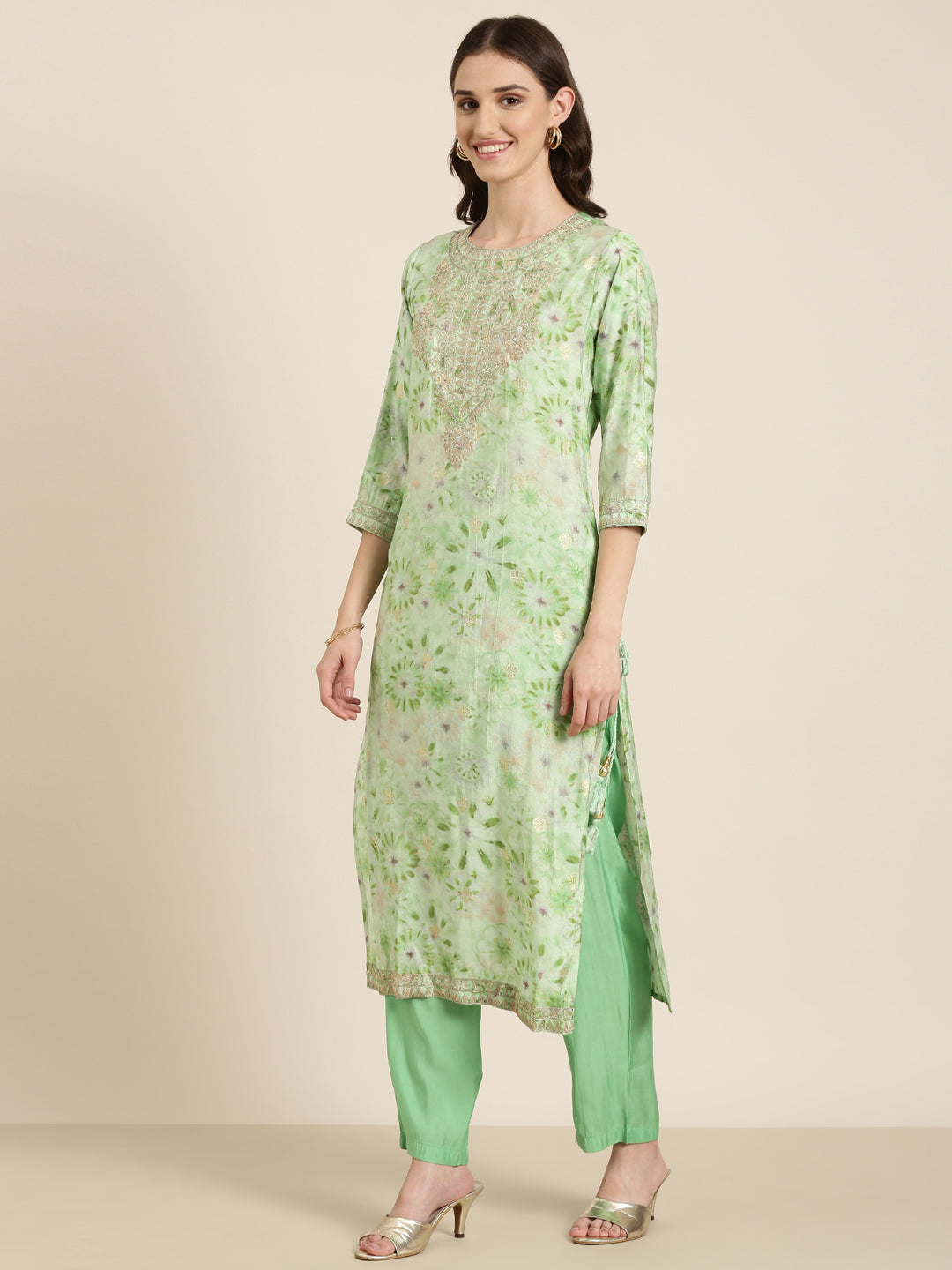 Women's Green Floral Printed Thread Work Detailed Straight Kurta Set With Dupatta