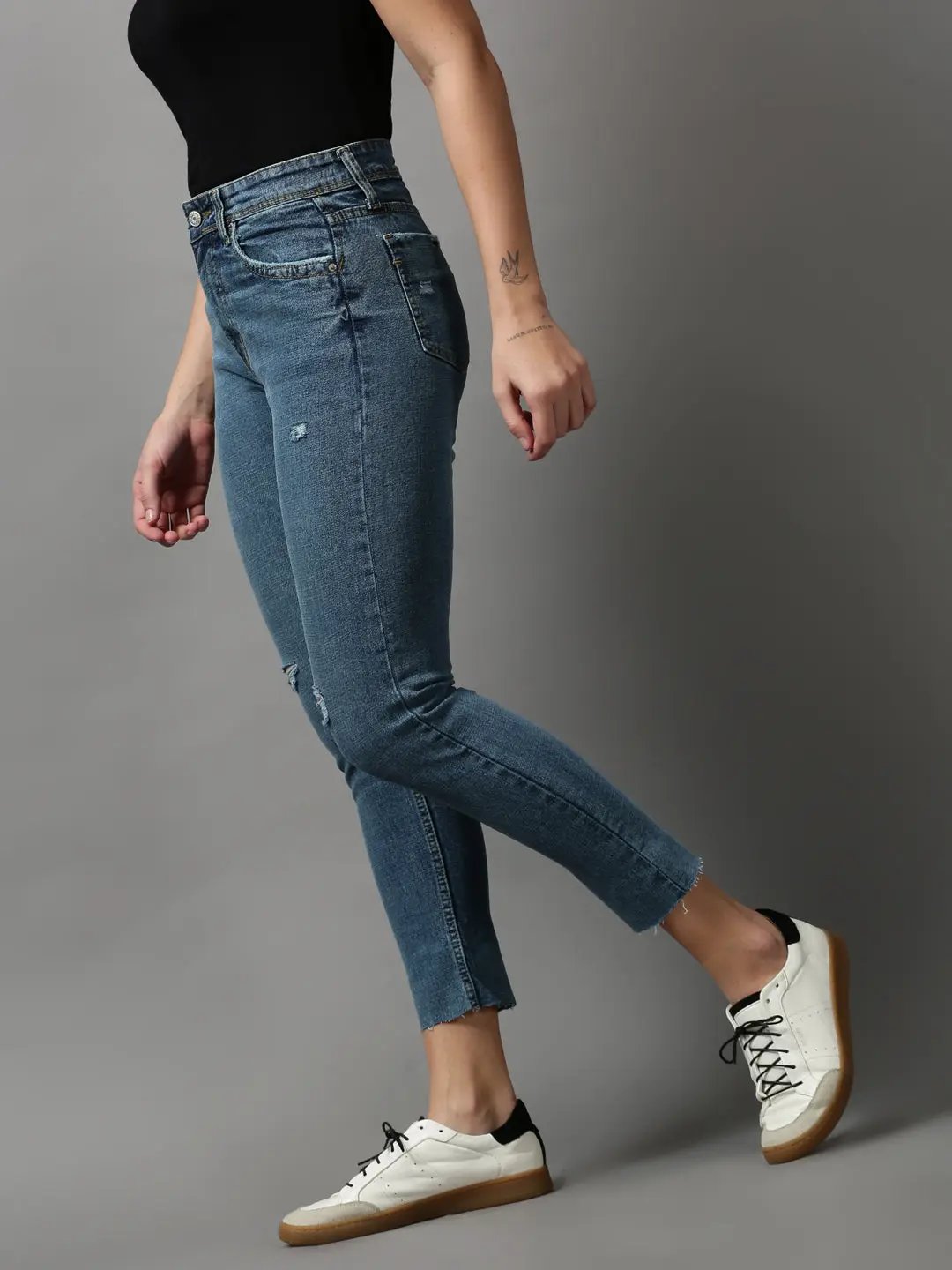 Women's Blue Slim Fit Mildly Distressed Light Fade Jeans