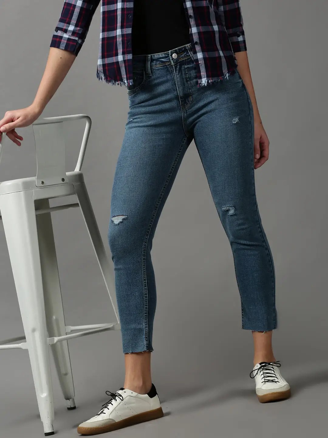 Women's Blue Slim Fit Mildly Distressed Light Fade Jeans