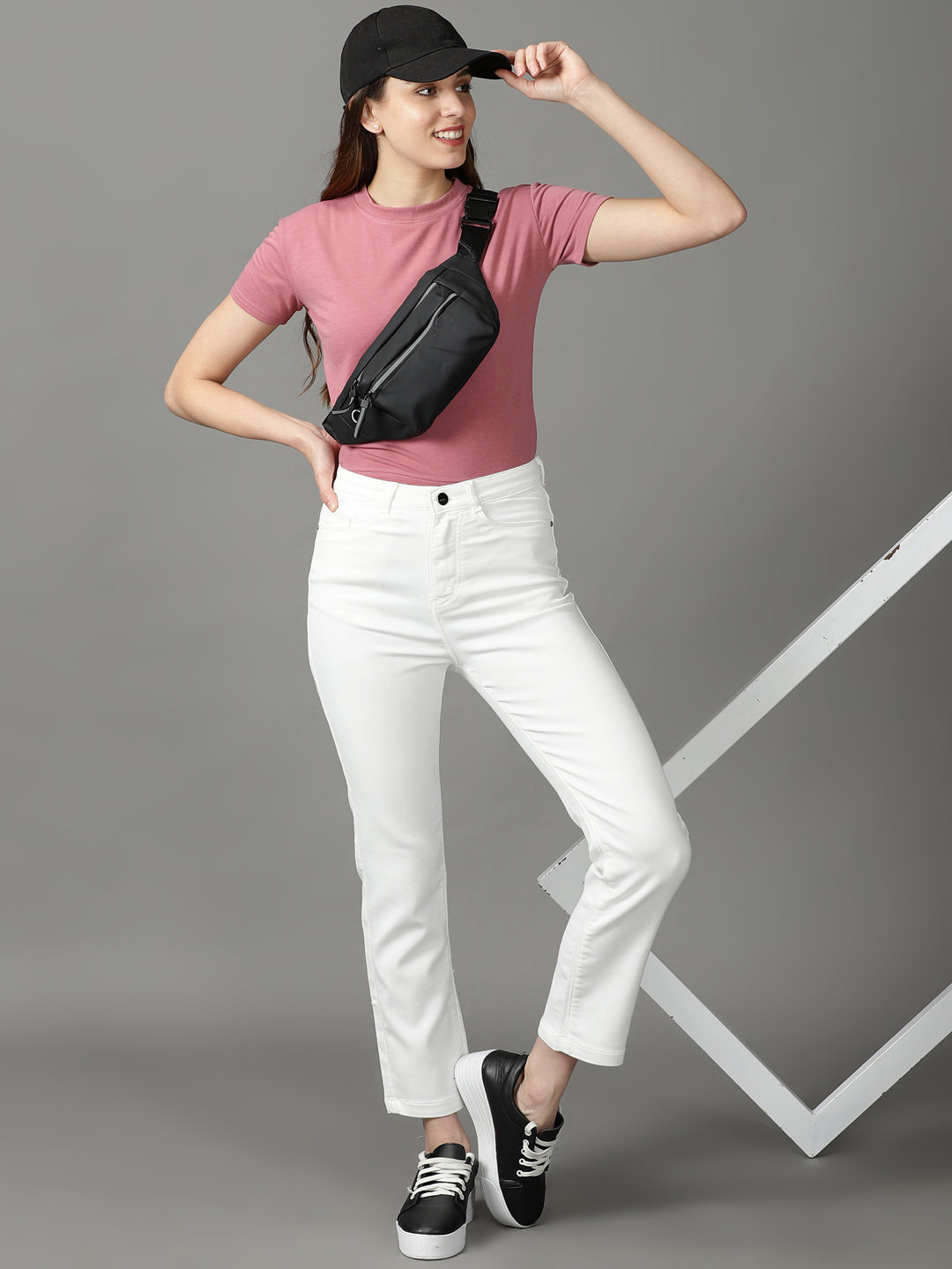 Women's White Solid Relaxed Fit Denim Jeans