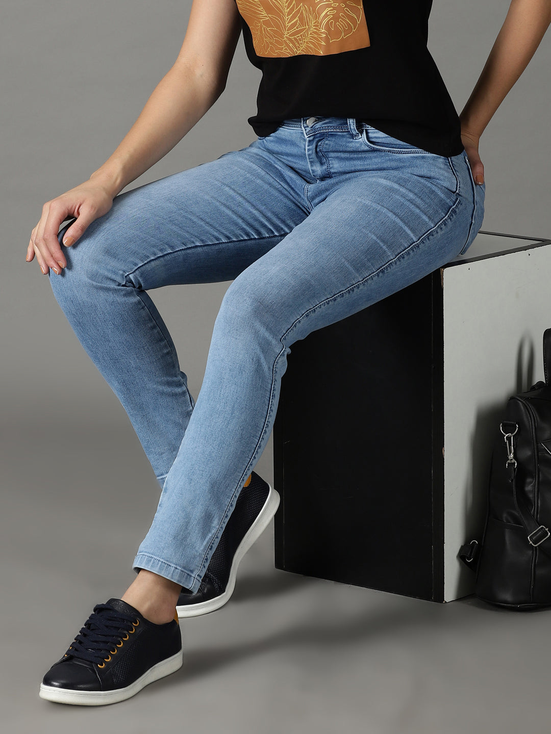 Women's Blue Solid Straight Fit Denim Jeans