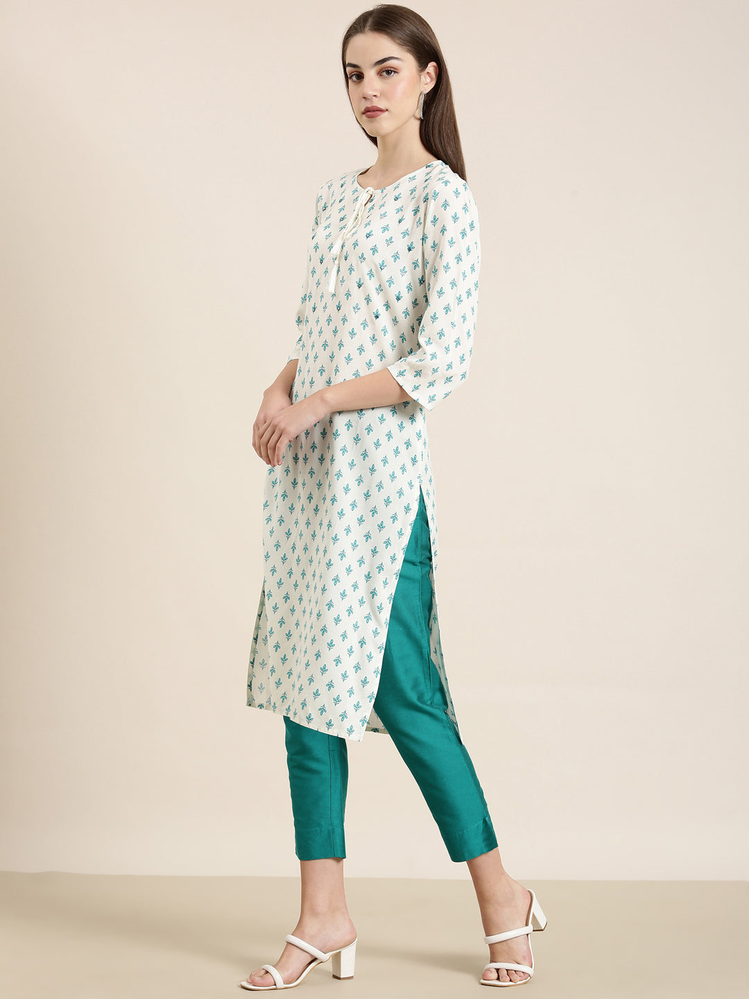 Women Off White Floral Straight Kurta