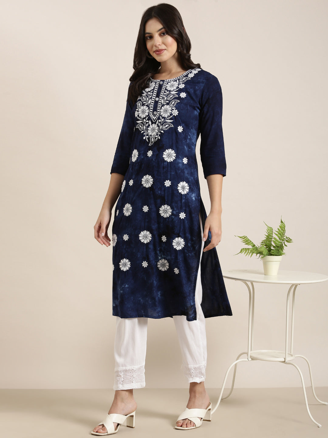 Women Straight Navy Blue Floral Kurta and Trousers Set