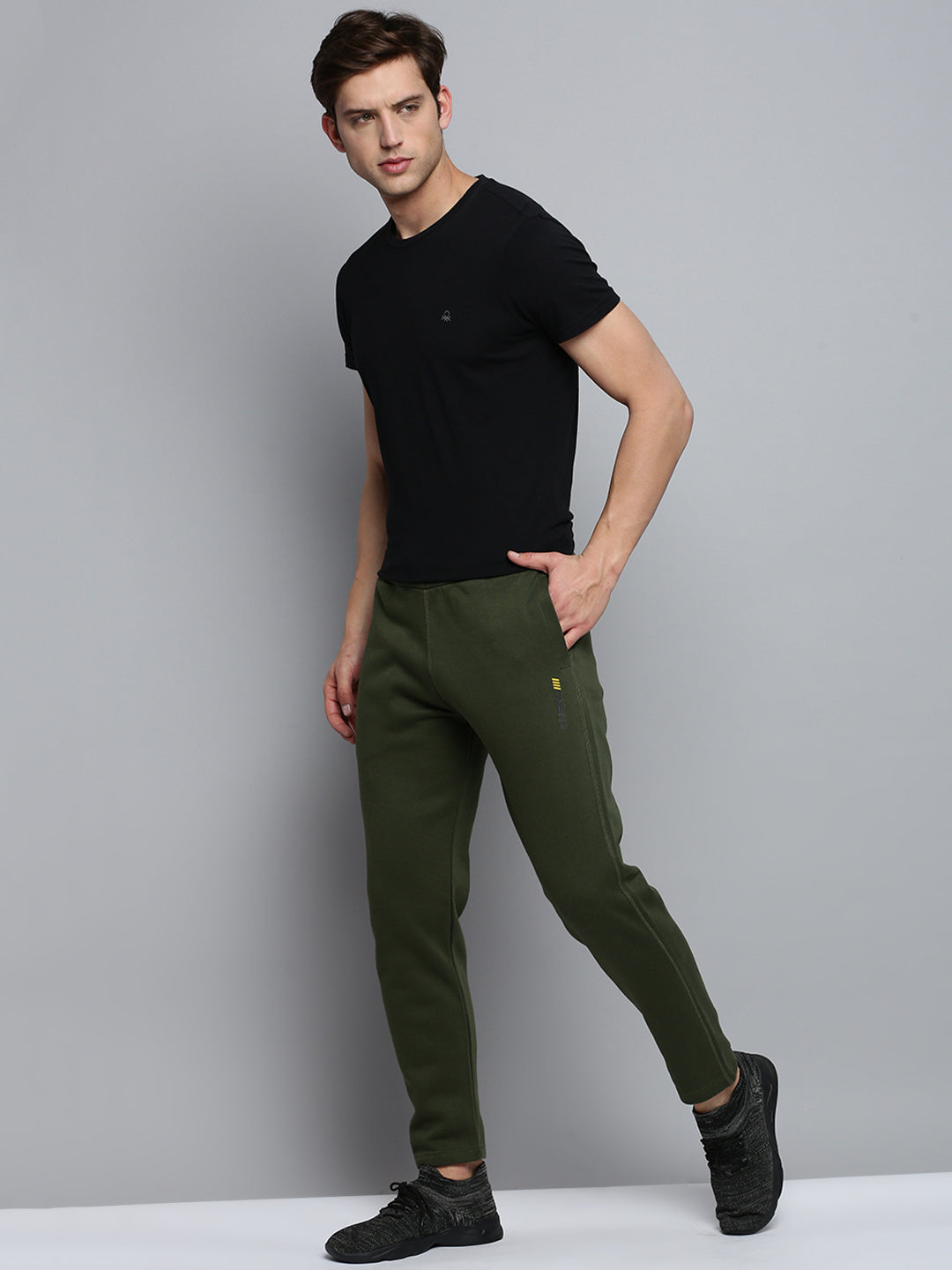 Men Green Solid Casual Track Pant