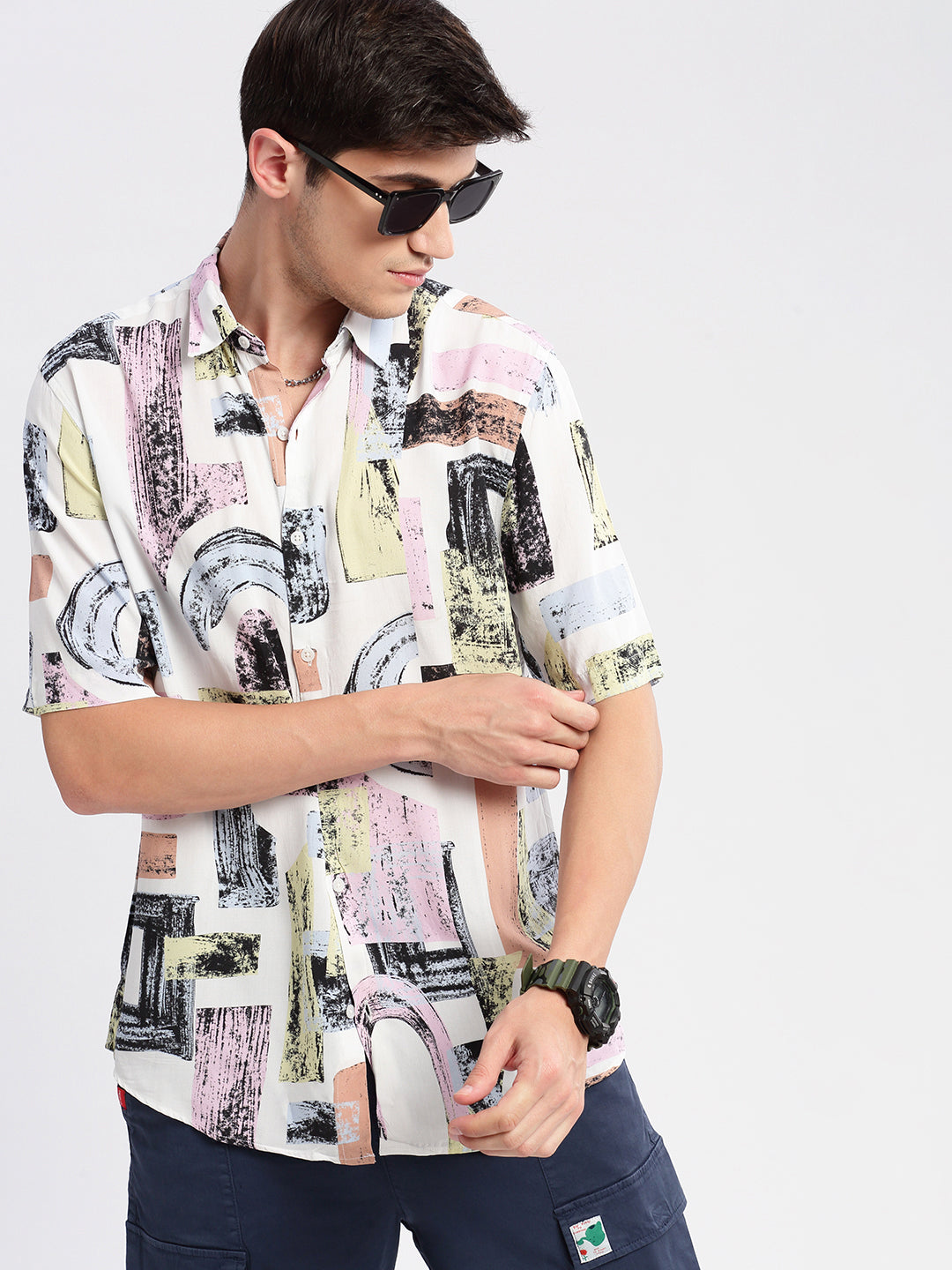 Men's Off White Standard Slim Fit Geometric Printed Cotton Casual Shirt